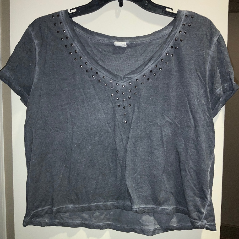 Wild Pearl Women's Medium M Shirt Short Sleeve Crop Top Stud V-Neck Gray Tee